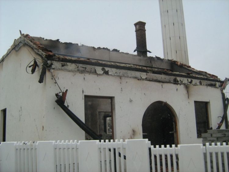 Izgorjela džamija u selu Fazlagića Kula kod Gacka