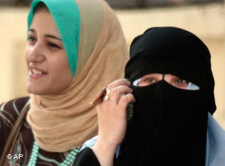 Muslimanke brane mini suknju i dekolte