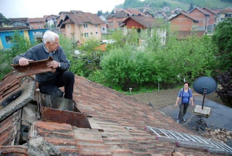 Čelinac nakon zemljotresa: Mještani u strahu saniraju štete (Foto)