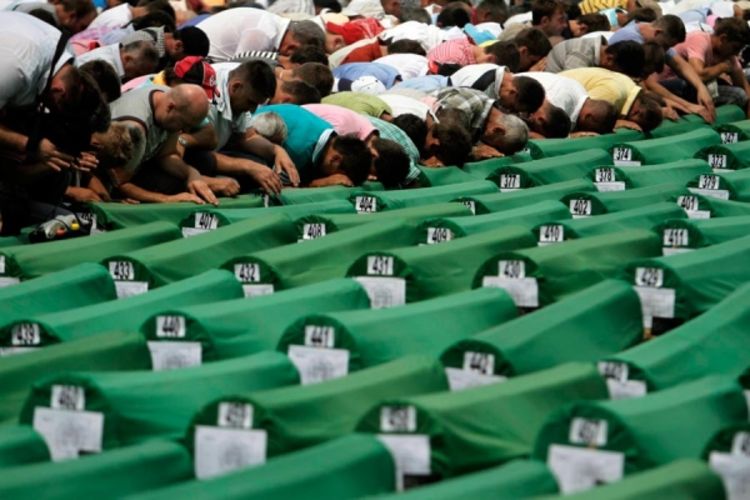 Tuga u Potočarima kod Srebrenice: Suzama ispraćeno  613 žrtava (Foto)