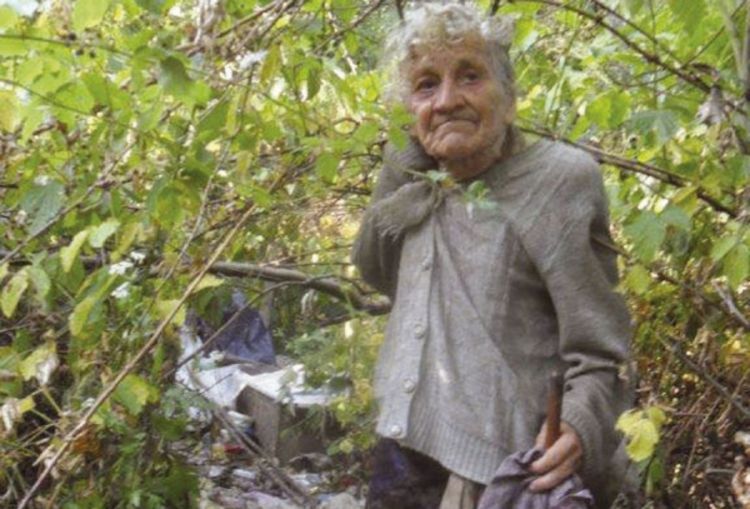 Prnjavor: Baka 30 godina živi u buretu (Foto)