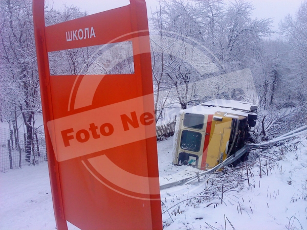 Banjaluka: U prevrtanju autobusa povrijeđene dvije srednjoškolke i radnik (Foto)
