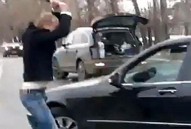 Bahati vozač napao starca pa izvukao deblji kraj (VIDEO)