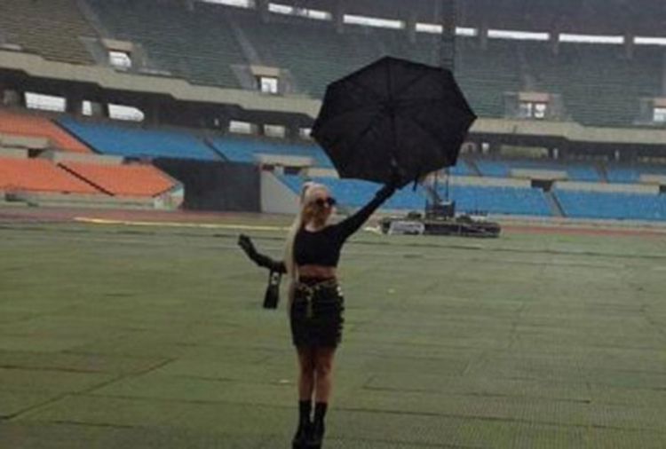 Lejdi Gaga na praznom stadionu u Seulu