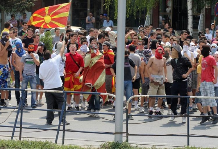 Skoplje: Kamenicama na policiju
