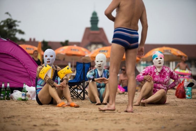 Maska novi modni detalj za plažu
