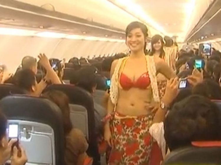 Aviokompanija kažnjena zbog organizovanja plesa tokom leta
