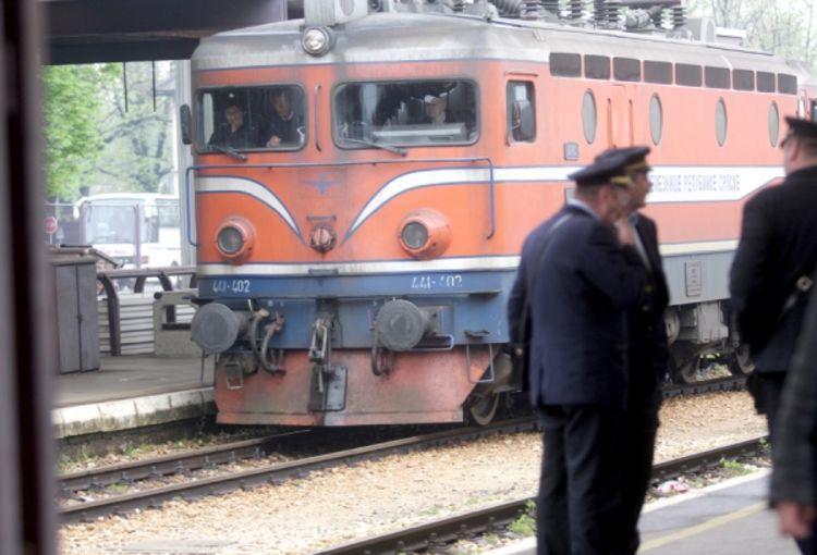 Putnici bili satima zarobljeni u vozu ŽRS bez objašnjenja i pomoći