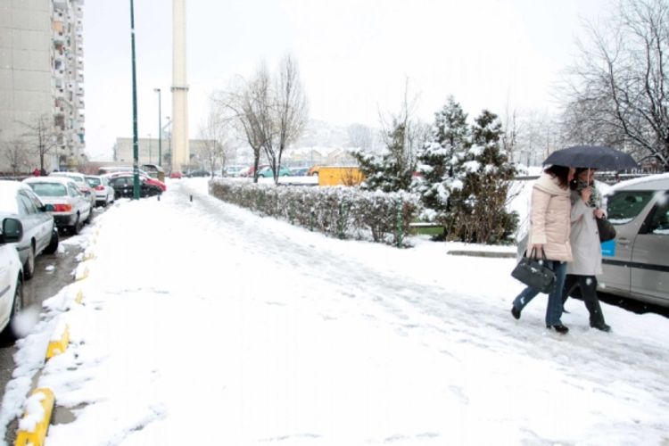 Snijeg "isključio" struju i grijanje širom BiH