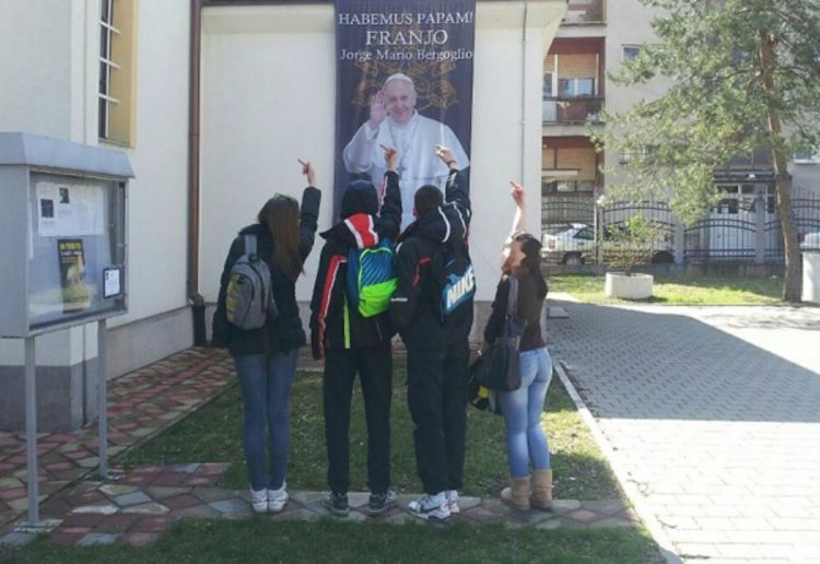 Banjalučki srednjoškolci: Srednji prst za papu Franju