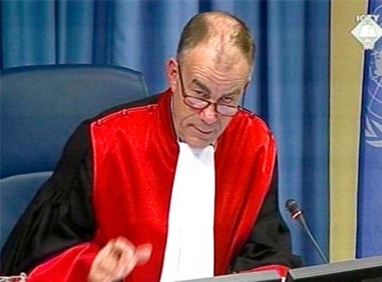 Sudija Harhof izuzet - suđenje Šešelju ide ispočetka?