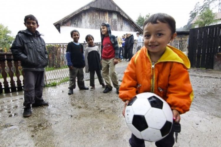 U malom romskom naselju stanuju Ronaldo, Roberto, Kristijano