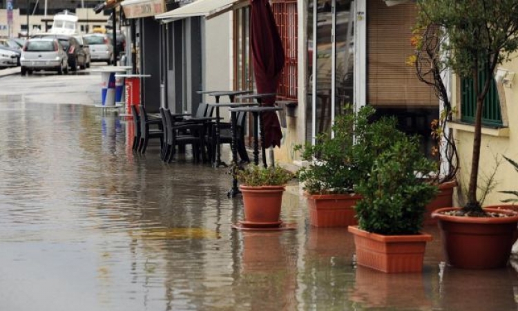 Jako nevrijeme u Dalmaciji, poplavljeni Omiš i Šibenik