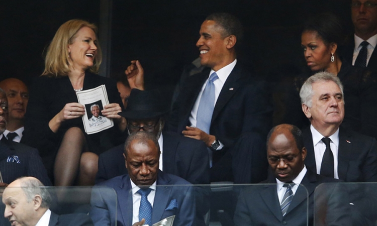 Obama zabavljao plavušu na komemoraciji Mendeli