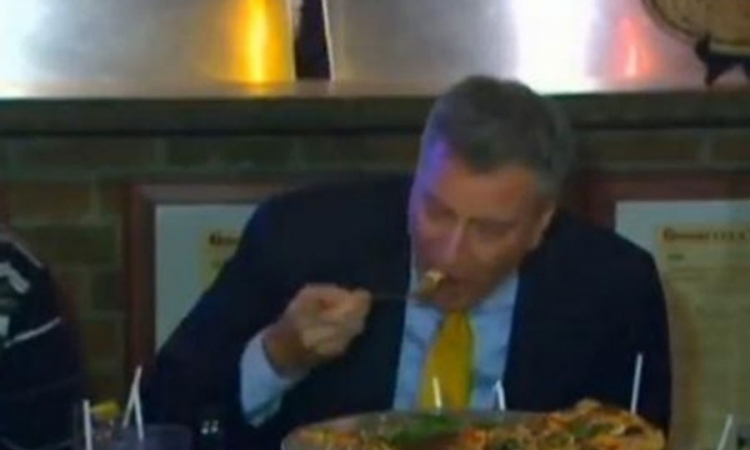 Njujorčani zgroženi: Gradonačelnik jede picu viljuškom