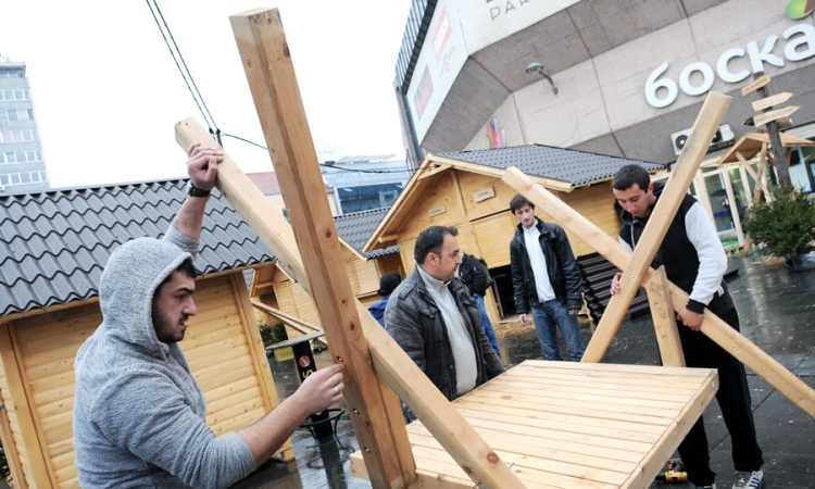 Radnici demontiraju kućice u Zimzogradu