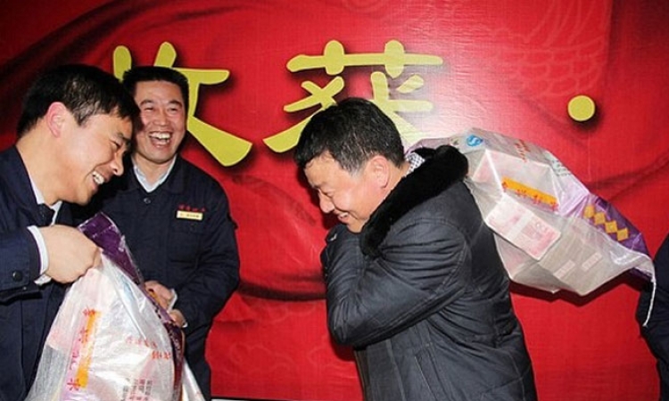 Kineski radnici dobili na poklon vreće s više od 240.000 eura