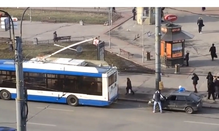 Zakačili auto za trolejbus i sada im se smiju širom Rusije