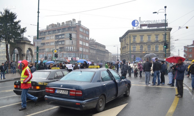 Taksisti odbijaju da deblokiraju saobraćaj u centru Sarajeva