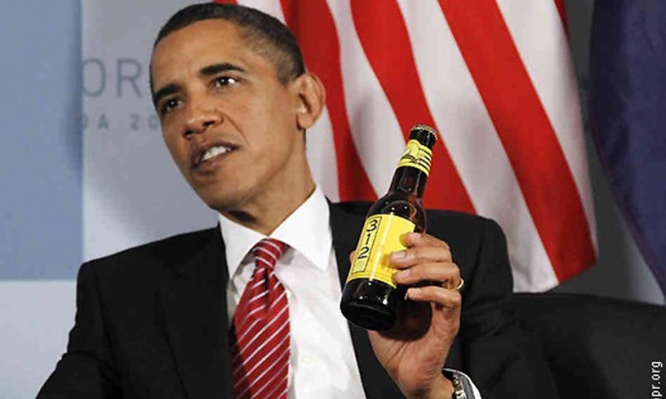 Obama izgubio opkladu, plaća 2 gajbe piva