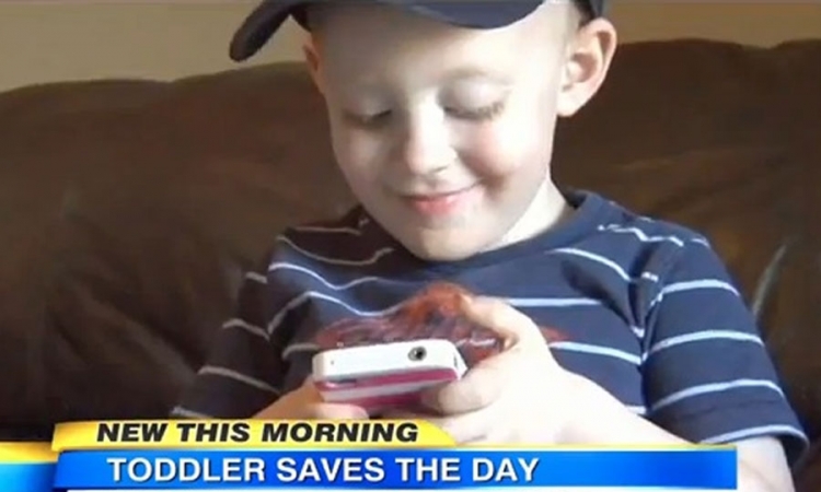 Dvogodišnjak preko mobilnog telefona spasio život majci