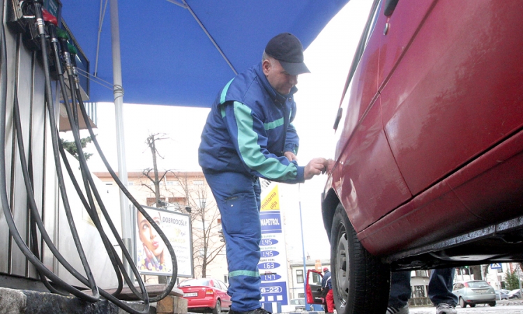 Prodaja goriva pala za trećinu