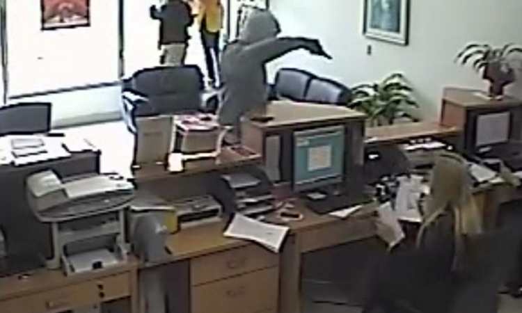 Zaštitar savladao naoružanog razbojnika u banci u Sarajevu