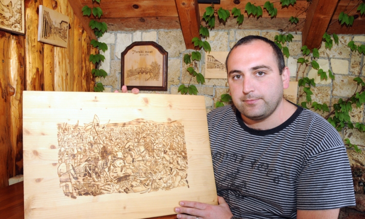 Dražen Franta iz Banjaluke godinama se bavi pirografijom: Umjetnost u komadu drveta