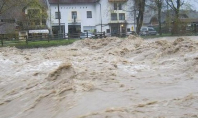 Voda odsjekla dva naselja, poplavljen put u Janji