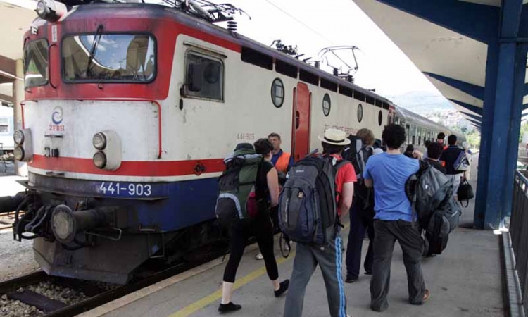Željezničari u kupeu seksualno uznemiravali učenicu
