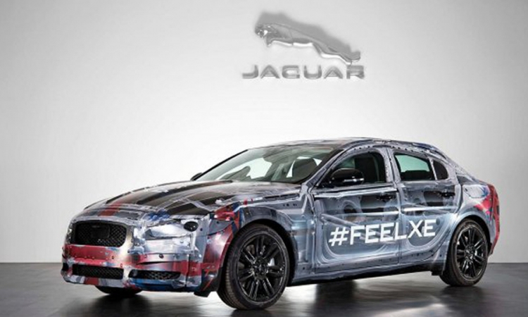 Jaguar XE sakriven ispod maskirne folije