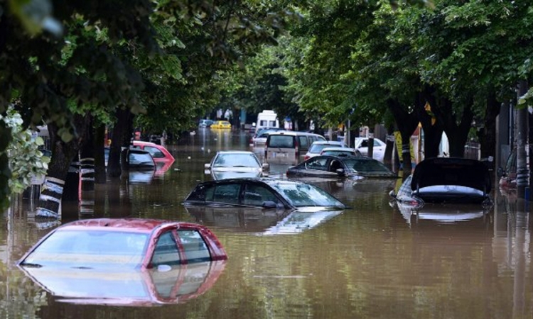 Šta uraditi kada vam voda poplavi auto?