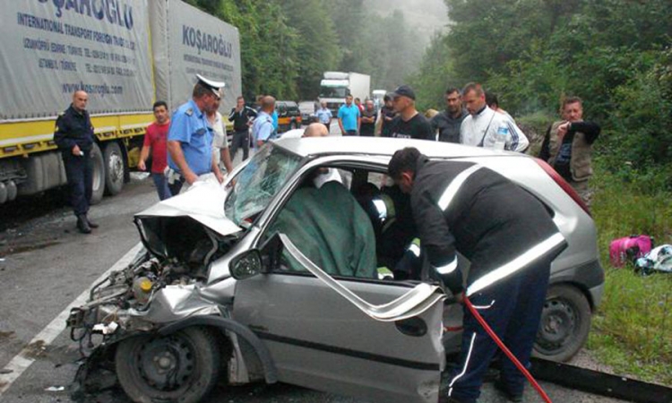 Opel podletio pod kamion, povrijeđena cijela porodica