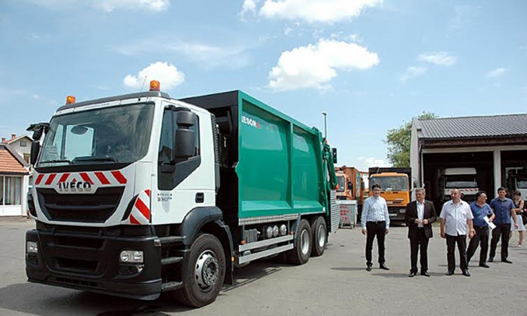 Novi kamion za odvoz otpada i kontejneri