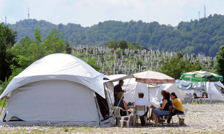Porodice i dalje žive pod šatorima