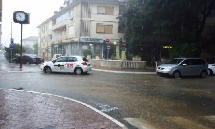 Ulice i glavni gradski trg u Herceg Novom poplavljeni