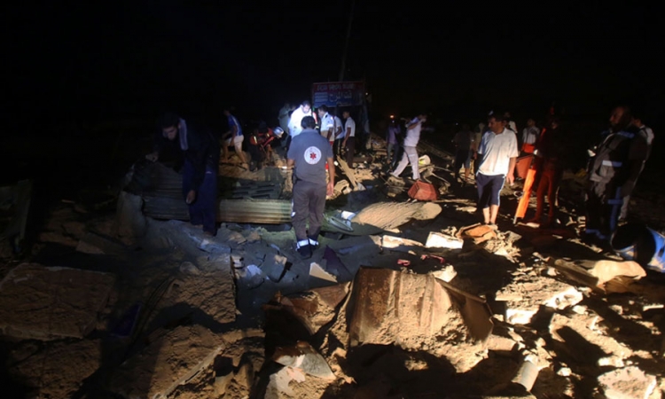 Izrael gađa Gazu, uprkos primirju, osam poginulih