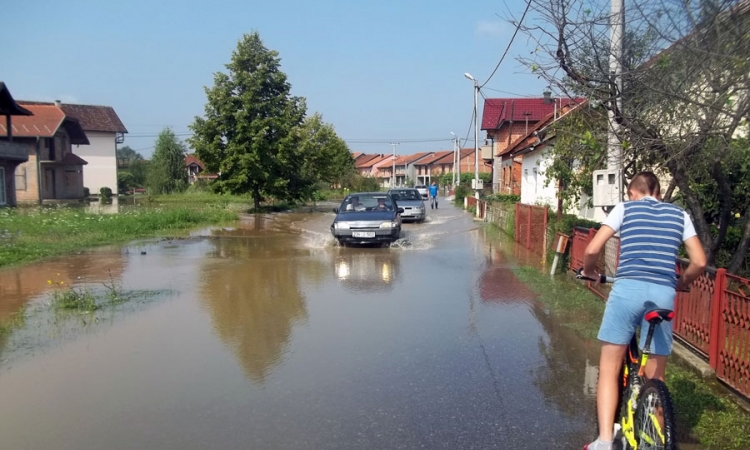 Nivo Ukrine opada, voda i dalje u naseljima