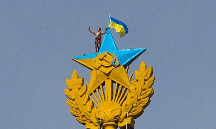  Razvili ukrajinsku zastavu na moskovskom soliteru