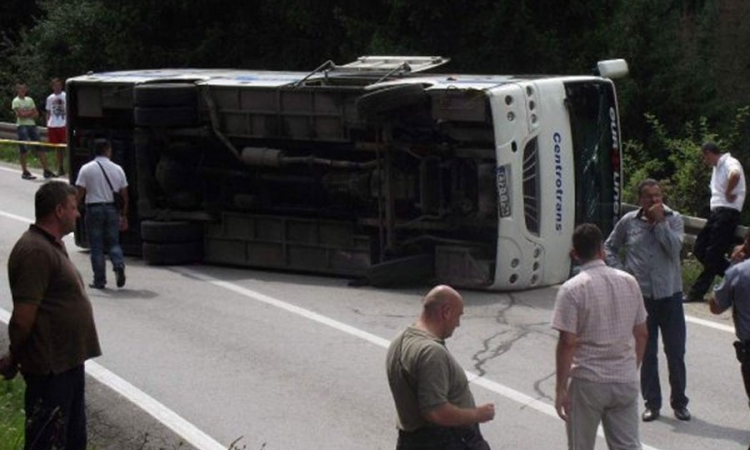 Prevrnuo se autobus kod Olova, teže povrijeđena tri putnika