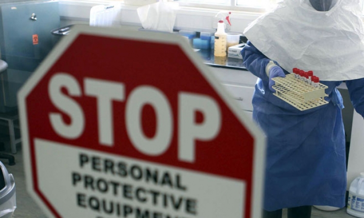 Preminuo ljekar liječen eksperimentalnim serumom protiv ebole