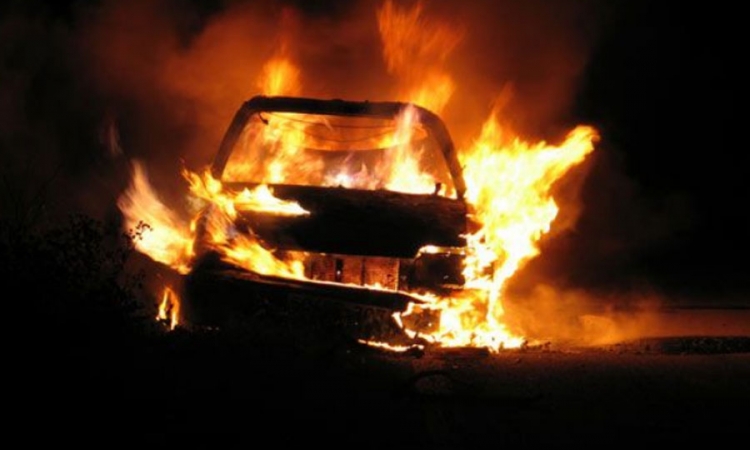 Zapalio se automobil kod "Lesnine" u Banjaluci