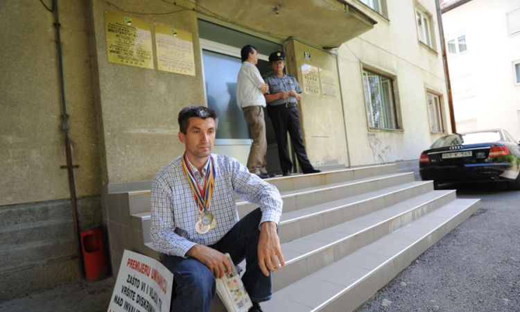 Muhić štrajkuje glađu  ispred zgrade Vlade TK