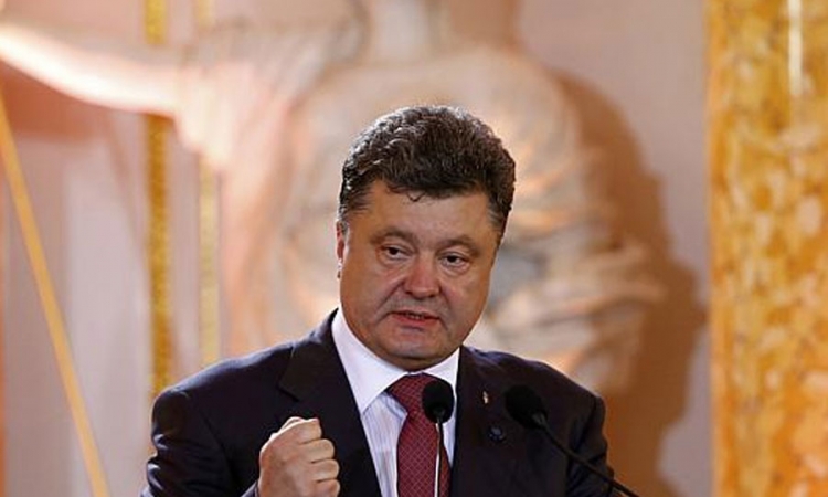 Porošenko: Kijev će vratiti Krim "nevojnim sredstvima"