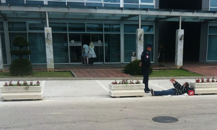 Muškarac legao ispred ulaza u zgradu Vlade RS