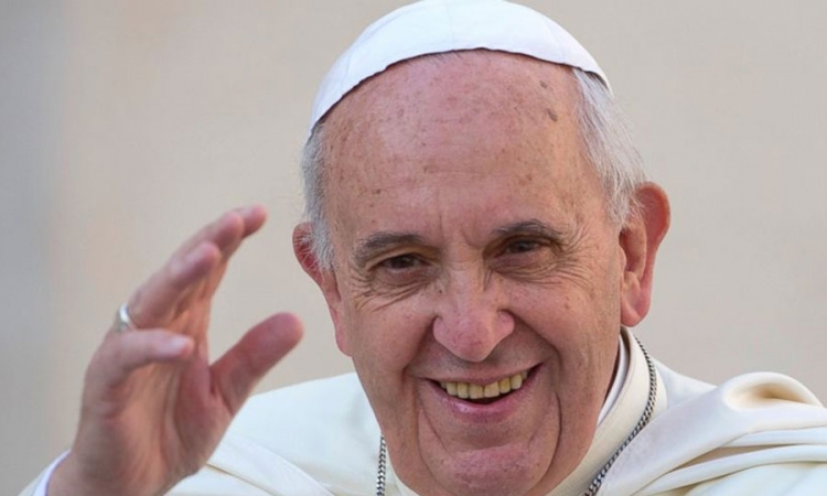 Papina bijela kapica prodata za 89 hiljada evra