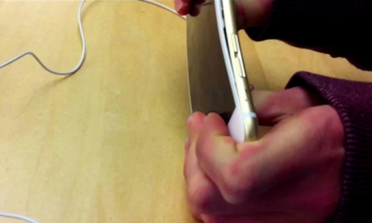 Posjetioci uništavaju "Appleove" telefone po trgovinama