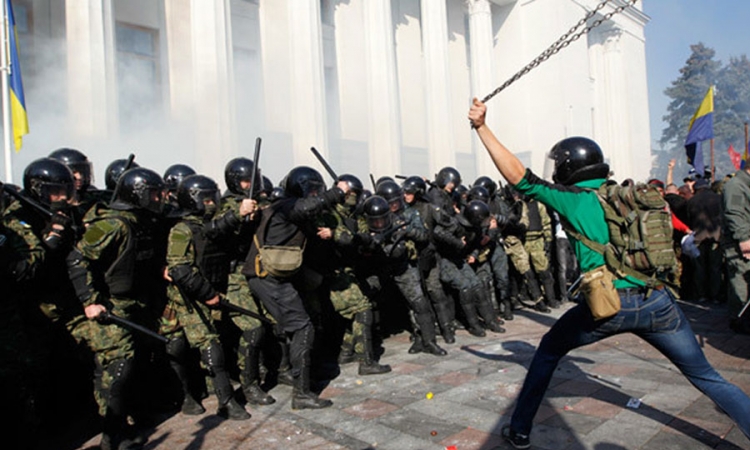 Sukob ultradesničara i policije ispred parlamenta u Kijevu           