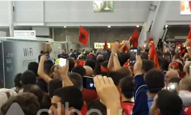 Hiljade navijača dočekalo albanske fudbalere u Tirani