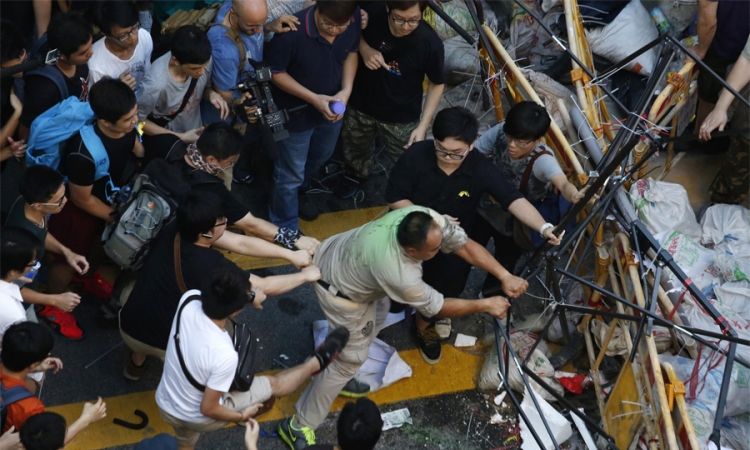 Novi sukobi demonstranata i policije u Hong Kongu